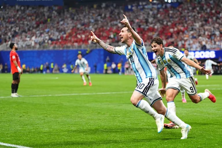"لا أحد يقدم لك شيئًا في كأس العالم": ميسي يستمتع بالعودة أمام مصر