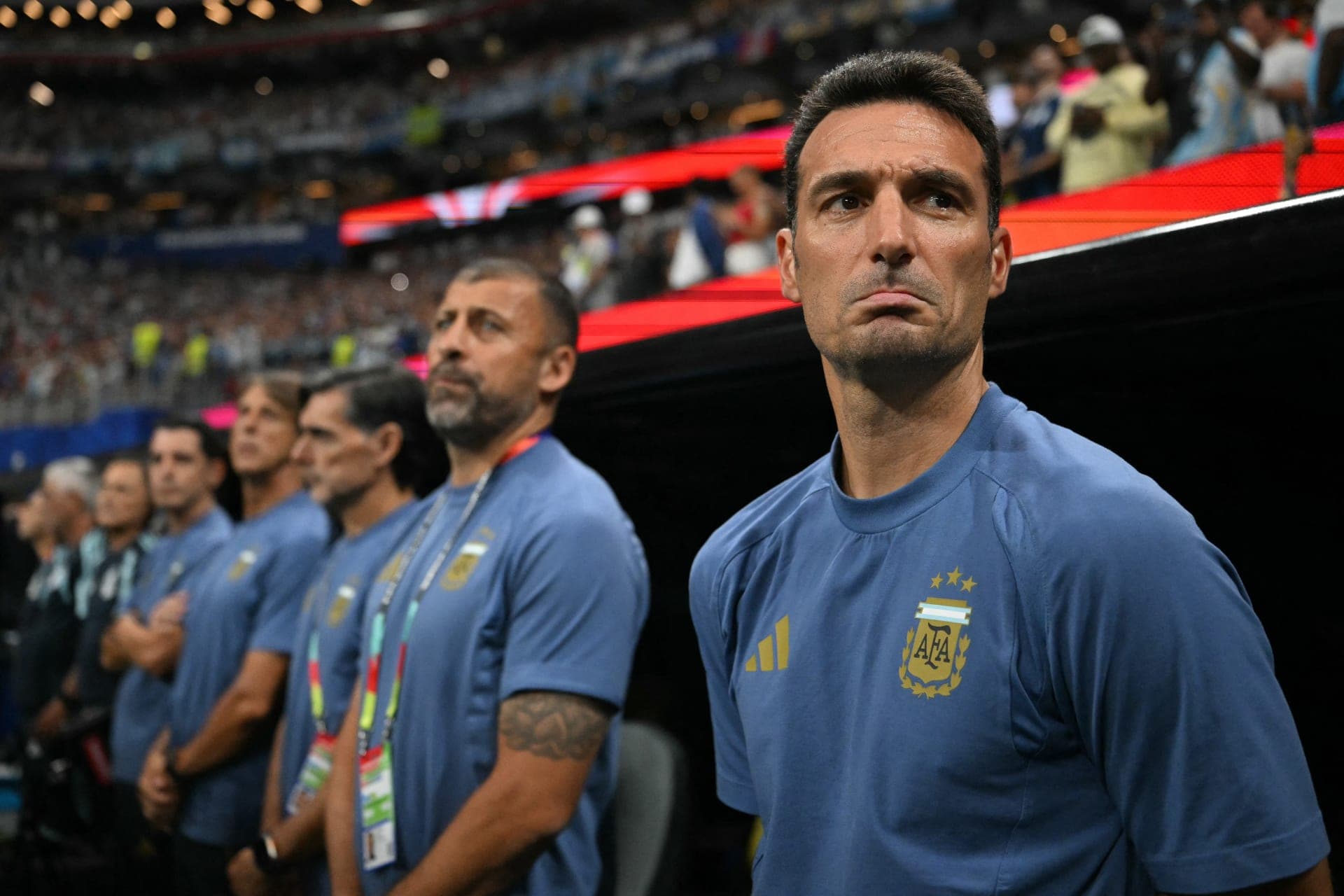 En larmes après la finale, Scaloni doute de son avenir avec l'Argentine