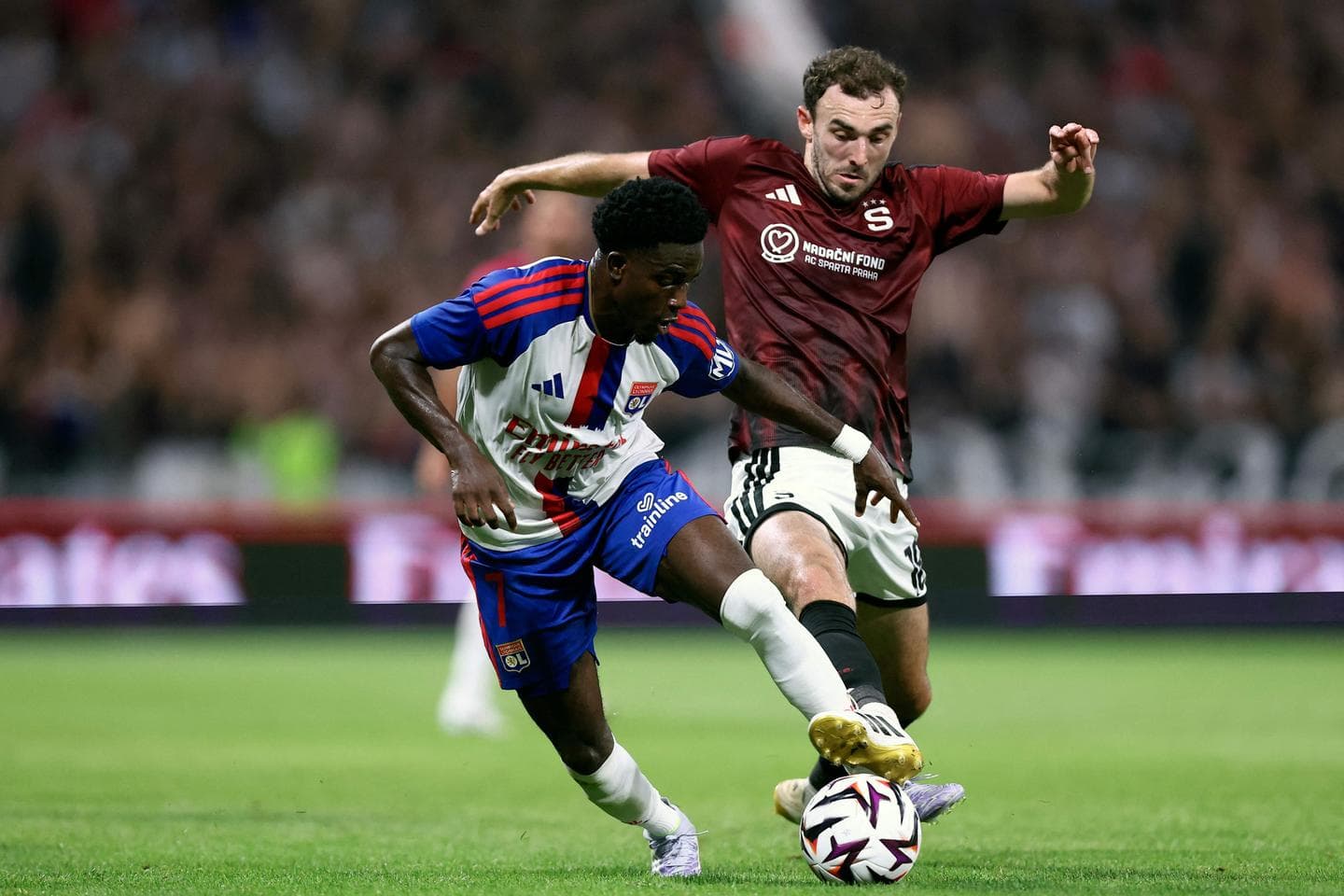 ليون يقلب الطاولة ويقصي سبارتا براغ (3-0) نحو ملحق دوري الأبطال
